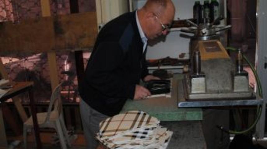 &Uuml;rettiği plaj &ccedil;antası ile &Ccedil;in mallarına karşı yarışıyor