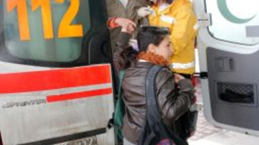 Sınıfa giren eli bı&ccedil;aklı gen&ccedil;, korku dolu anlar yaşattı