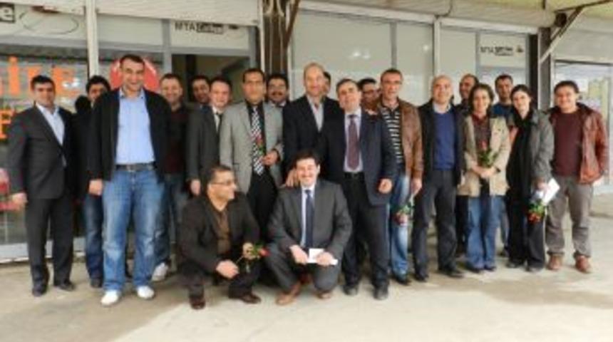 Mardin ve Derik'te g&ouml;rev yapan doktorlara g&uuml;l dağıttılar