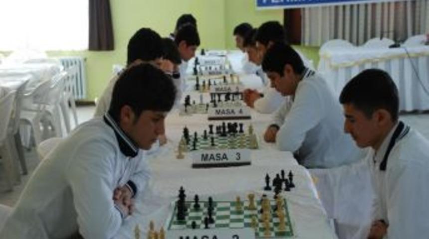 Bitlis Belediyesi, satran&ccedil; turnuvasında dereceye girenleri altınla &ouml;d&uuml;llendirdi