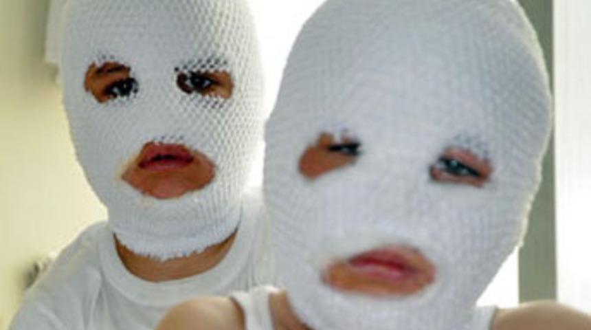 Yolda g&ouml;rd&uuml;kleri ateşin başında durdular...