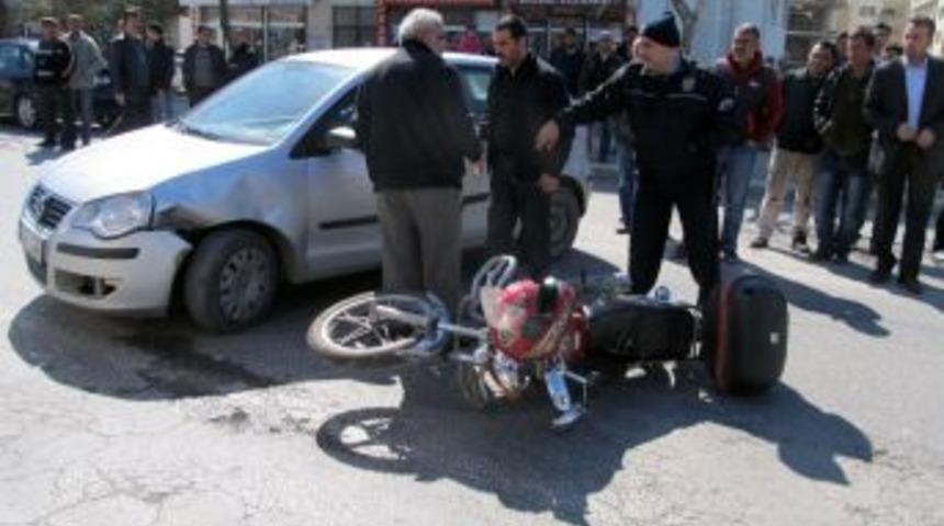 Motosikletli s&uuml;r&uuml;c&uuml;, kaskı sayesinde &ouml;l&uuml;mden d&ouml;nd&uuml;