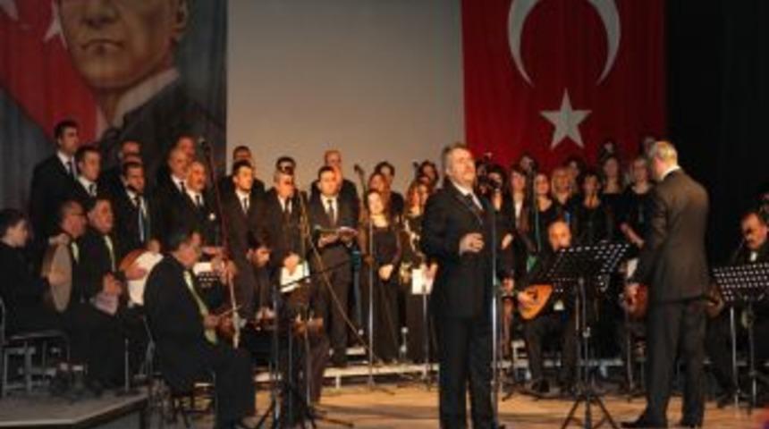 Nida T&uuml;fek&ccedil;i T&uuml;rk Halk M&uuml;ziği Korosu, yılın ilk konserini verdi