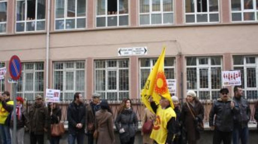 &Ouml;ğretmenler eyleme gitti, sınıfta dersler boş ge&ccedil;ti