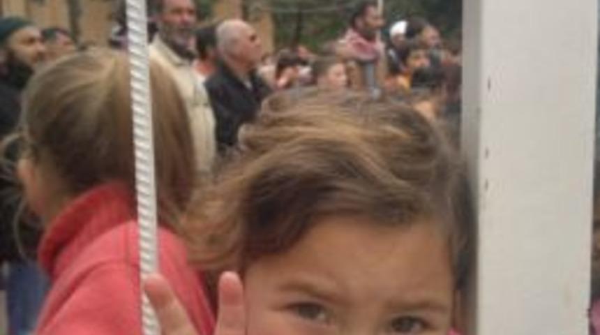 Hatay'daki kamplarda kalan Suriyeliler Esed zulm&uuml;n&uuml; protesto etti