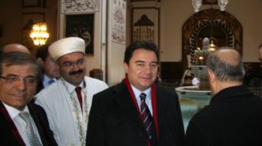 Ali Babacan, teleferikle geldiği Bursa'da aşıklardan t&uuml;rk&uuml; dinledi