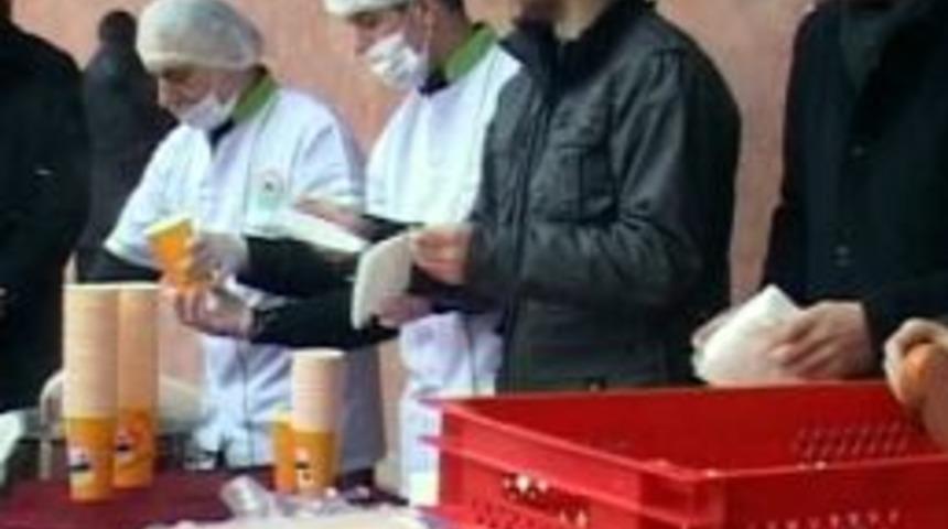 &Ouml;ğrencilere, &Ccedil;anakkale Savaşı&rsquo;nda askerlerin yediği buğday &ccedil;orbası dağıtıldı