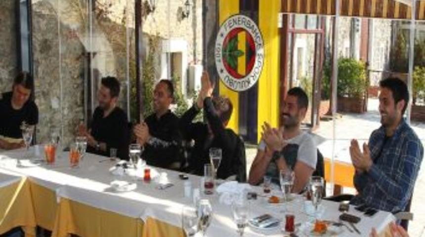 Fenerbah&ccedil;eli y&ouml;neticiler ile futbolcular, yemekte bir araya geldi