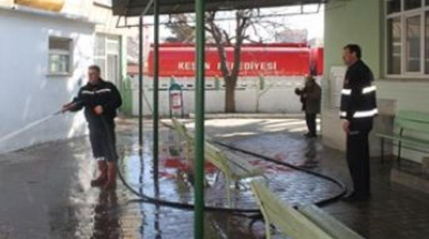 Keşan Belediyesi camileri temizliyor
