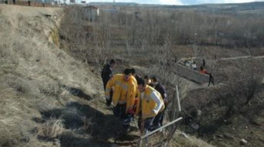 Otomobil 50 metrelik u&ccedil;urumdan yuvarlandı: 1 &ouml;l&uuml;, 1 yaralı