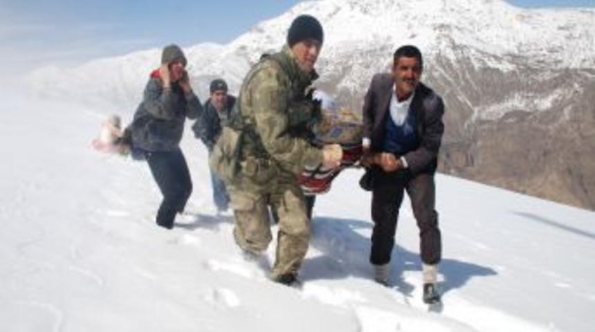 Kar yolları kapatınca, 4 hastanın imdadına Mehmet&ccedil;ik yetişti