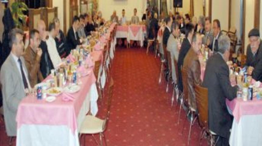 Birbirleriyle atışan şairler barış yemeğiyle barıştı