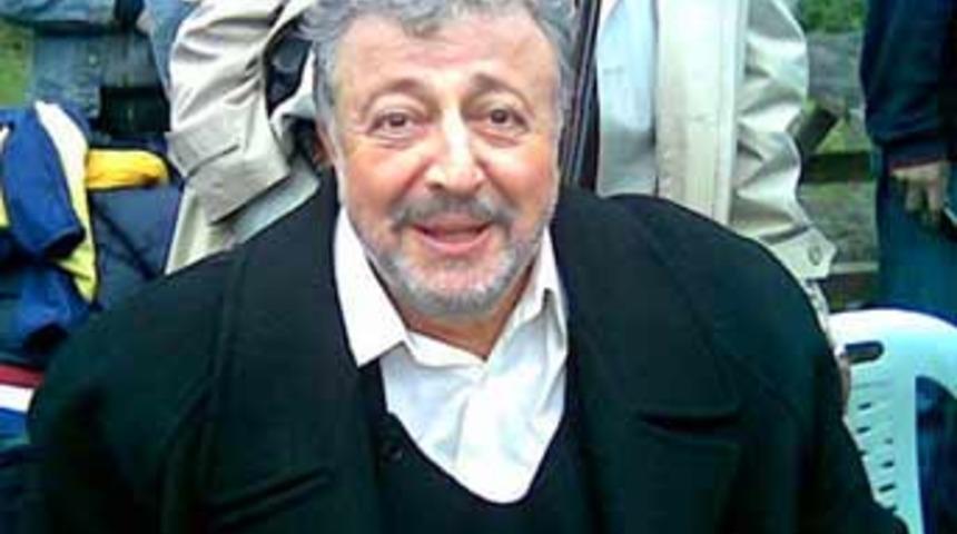 Metin Akpınar hastaneden ka&ccedil;tı