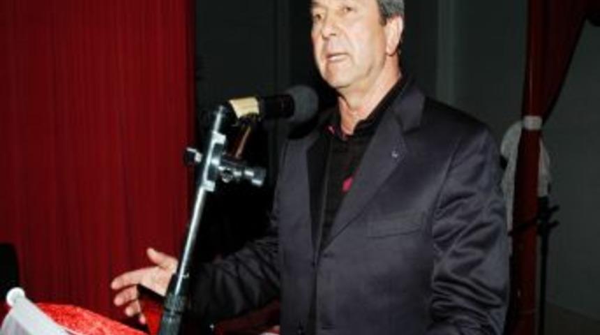 Bir dilim ekmek ve şekersiz hoşaf duygulandırdı