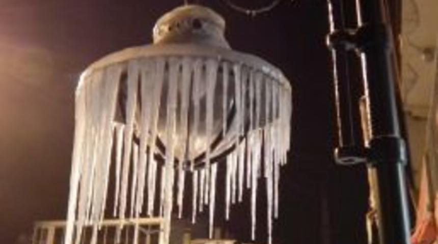 Sarıkamış'ta sokak lambalarında buz sarkıtları oluştu