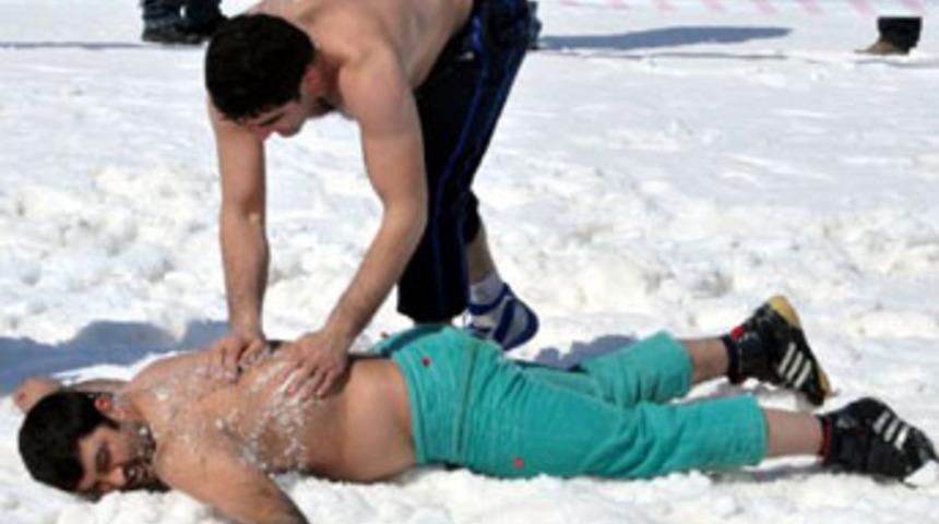 Bitlis'te kar &uuml;zerinde g&uuml;reş yapıldı