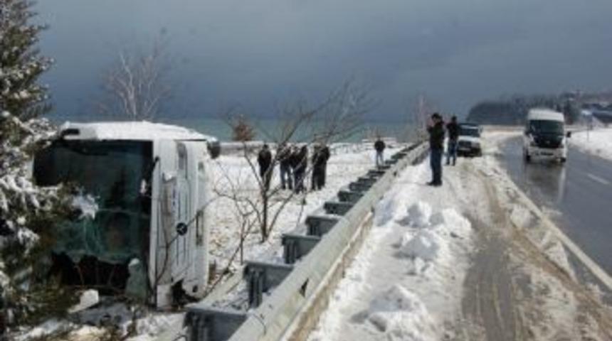 Umreden dönenleri taşıyan otobüs devrildi: 35 yaralı