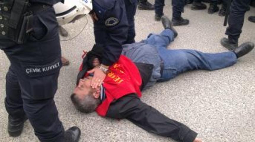 AK Parti &ouml;n&uuml;nde a&ccedil;lık grevine başlamak isteyen gruba polis m&uuml;dahale etti