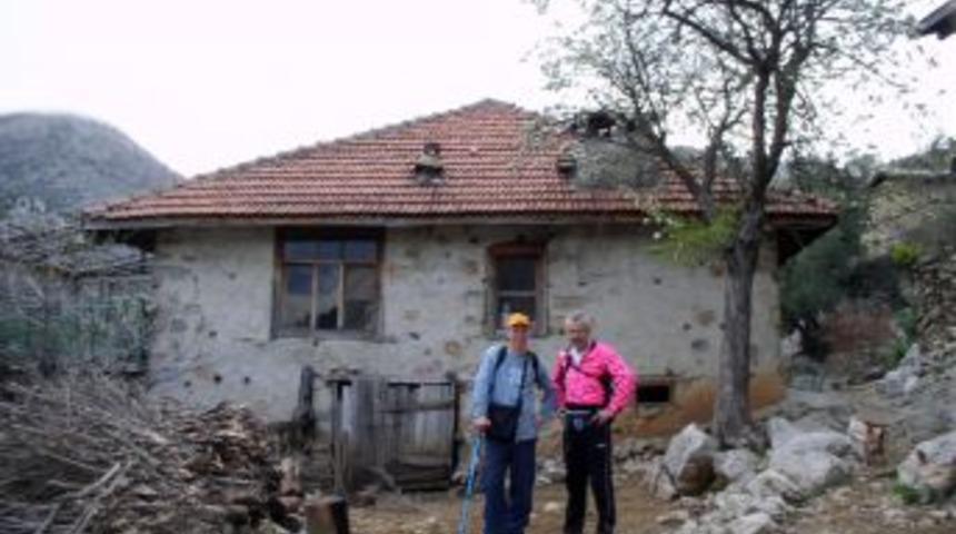 K&ouml;y turuna &ccedil;ıkan turistler yufka pişirmeyi &ouml;ğreniyor