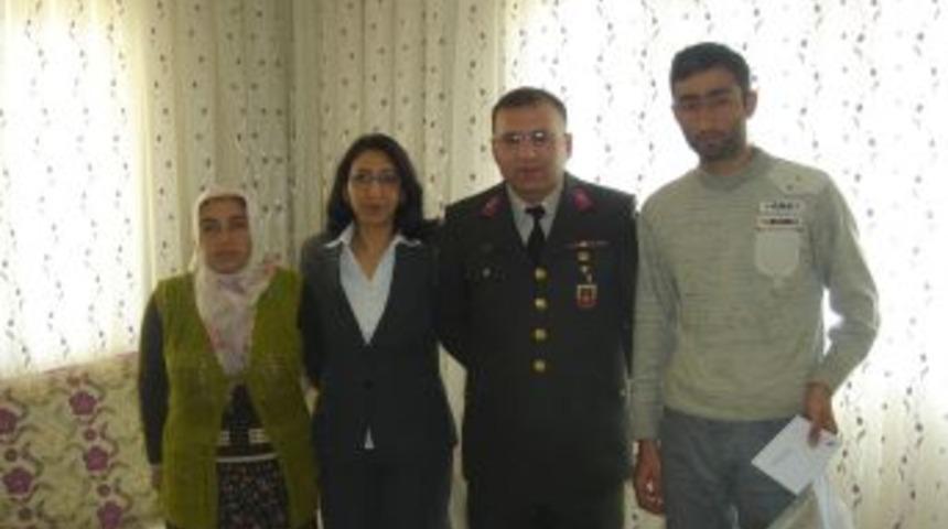 T&uuml;rkoğlu İl&ccedil;e Jandarma Komutanı, şehit ailelerini ziyaret etti
