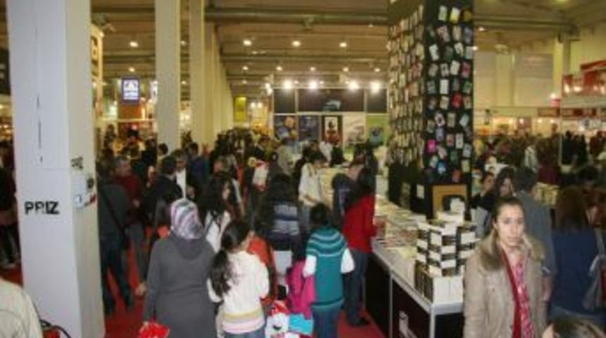 Okumaya dikkat &ccedil;ekmek i&ccedil;in oturup kitap okudular