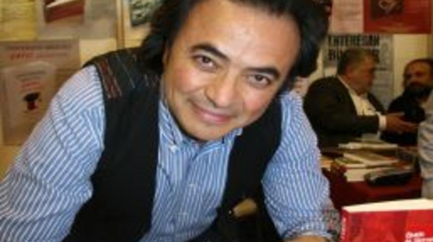 Gazeteci Y&uuml;ksel Evsen Bursa&rsquo;da kitabını imzaladı