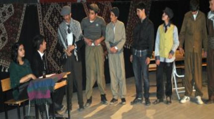 &Ouml;ğretmen okullarının kuruluş yıld&ouml;n&uuml;m&uuml; K&uuml;rt&ccedil;e şarkılar eşliğinde kutlandı