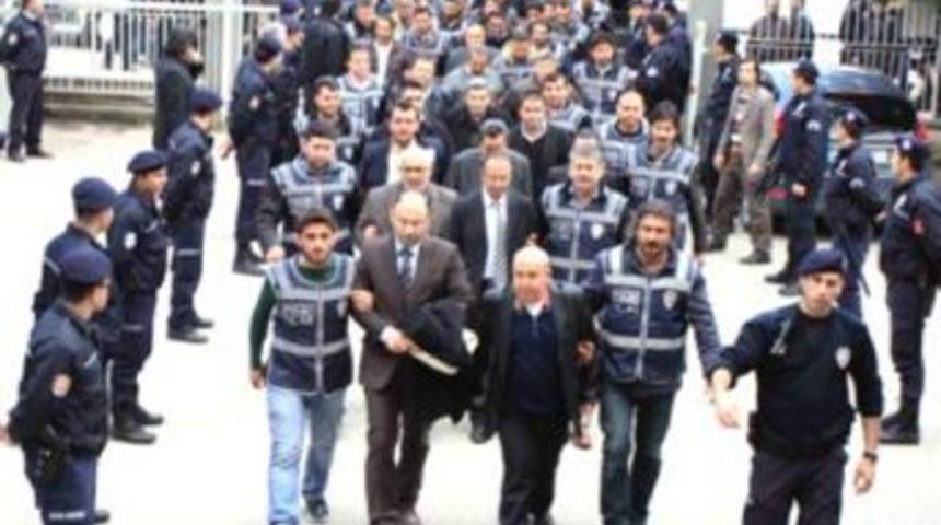 Yolsuzluk operasyonu zanlıları adliyede...