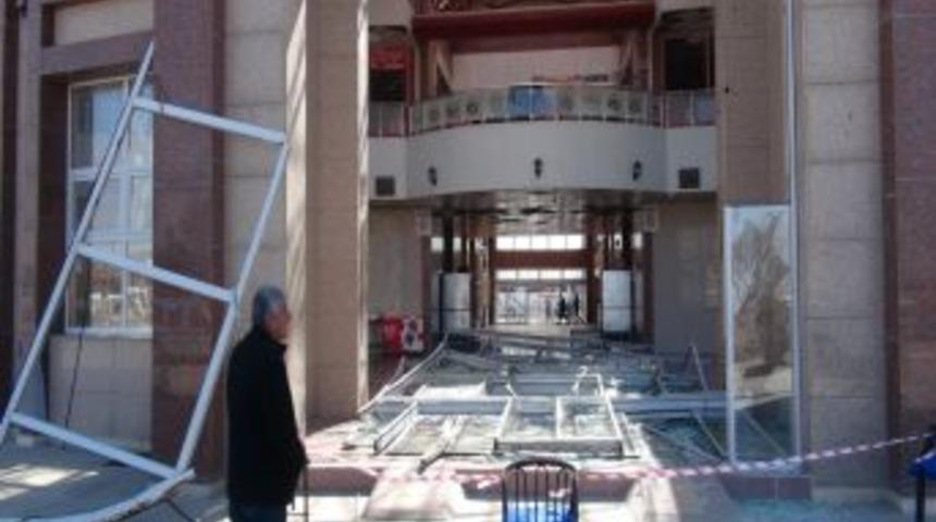 Şiddetli r&uuml;zgar otogar kapısını yıktı