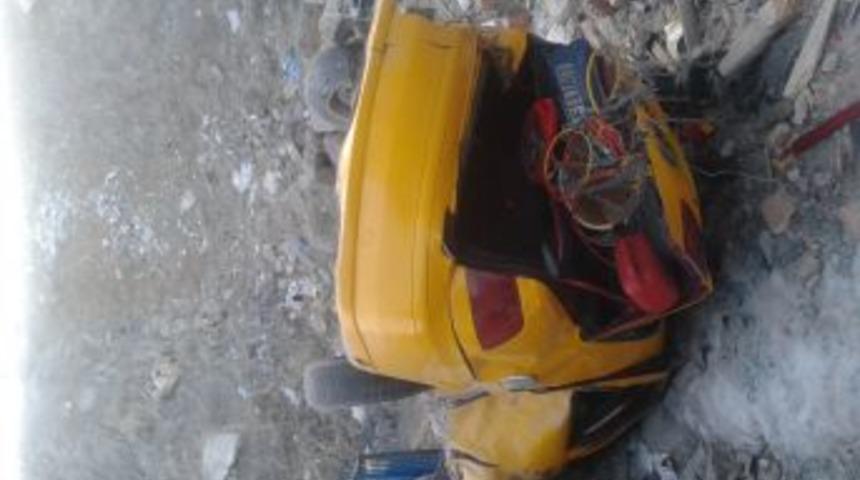 Ticari taksi gecekondunun bah&ccedil;esine u&ccedil;tu