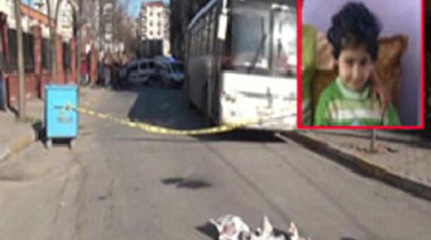 &Ccedil;&ouml;p kamyonunun altında can verdi