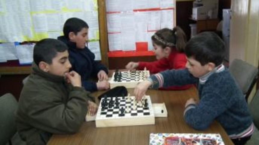 Boş zamanlarını k&uuml;t&uuml;phanede satran&ccedil; oynayarak değerlendiriyorlar