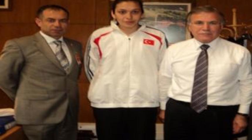 Bakan onurlandırdı