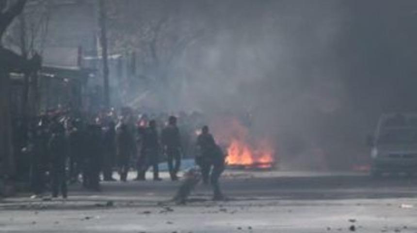 Nevruzu bahane eden grup, cam ağa&ccedil;larını ateşe verdi