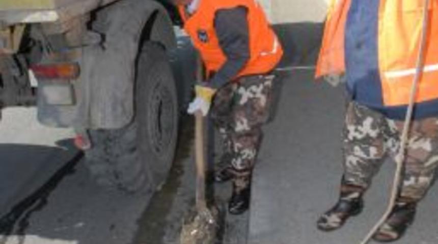 Restoranların &ccedil;evresindeki kanalizasyon atık yağlar y&uuml;z&uuml;nden sık sık tıkanıyor