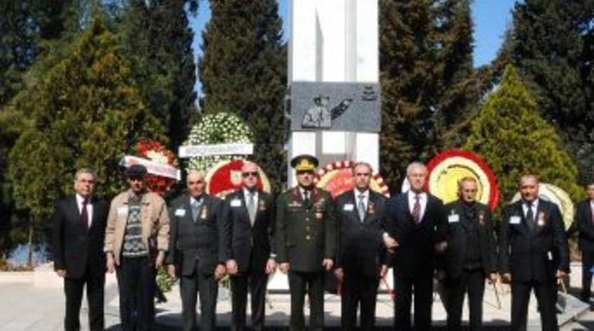 Devlet &Ouml;v&uuml;n&ccedil; Madalyası'nı Şehitlik'te aldılar