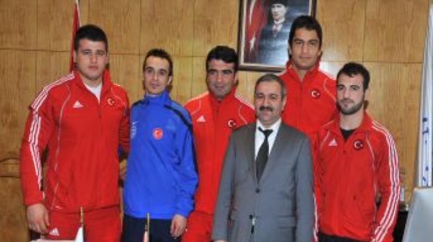 Şampiyon g&uuml;reş&ccedil;ilerden ASKİ Genel M&uuml;d&uuml;r&uuml;'ne ziyaret