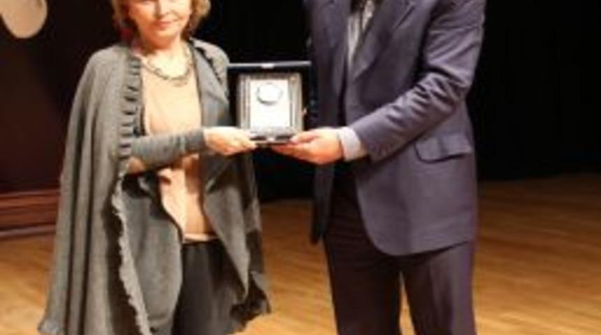 Nazlı Ilıcak: Başı sıkışan cemaate saldırıyor