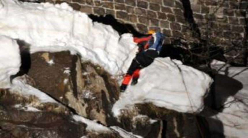 Bitlis Kalesi'ndeki karları dağcılar temizliyor