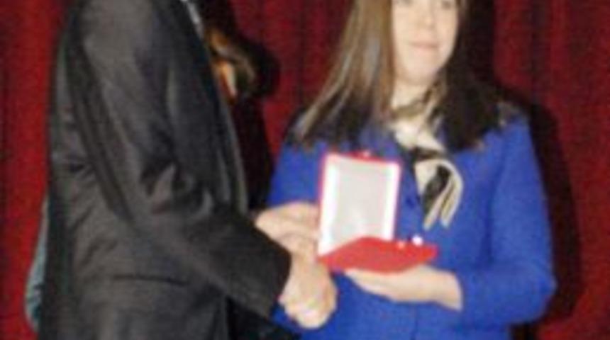 Afganistan şehidine devlet &ouml;v&uuml;n&ccedil; madalyası