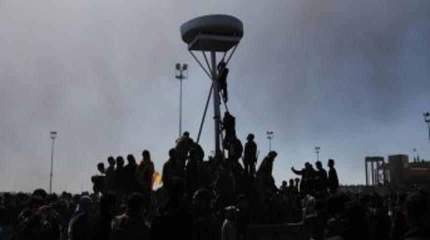 PKK yandaşları Diyarbakır&rsquo;da 8 GSM aracını ateşe verdi