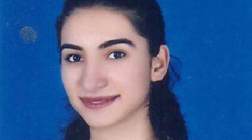 Kırmızıda ge&ccedil;en otomobil gen&ccedil; kızı ezdi