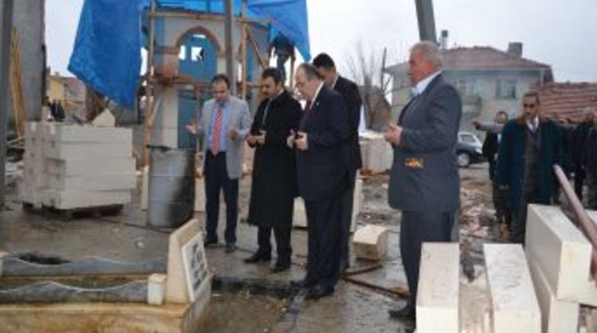 TBMM İdare Amiri Salim Uslu, Atıf Hoca'nın kabrini ziyaret etti