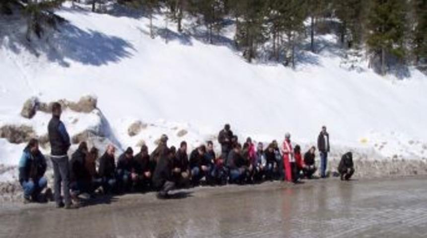 UMSAD &uuml;yeleri, Polis Memuru Recep Sahin'in şehit olduğu yolda dua etti