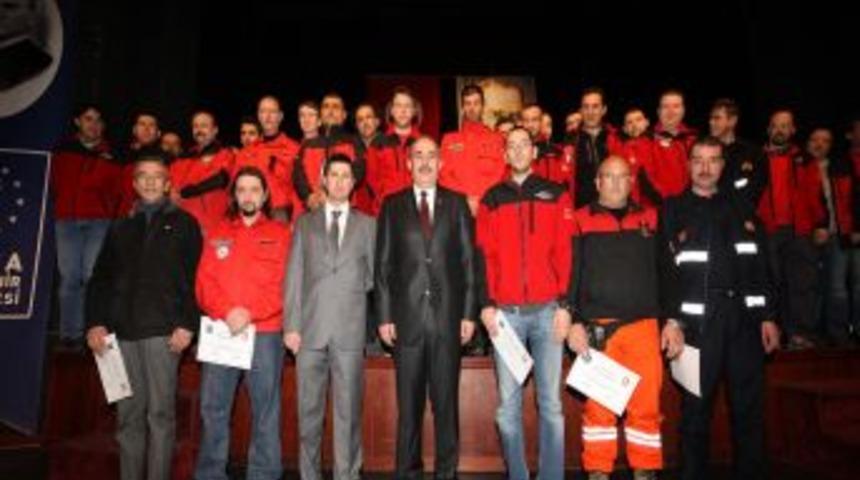 İtfaiyenin g&ouml;n&uuml;ll&uuml; neferleri sertifikalarını aldı