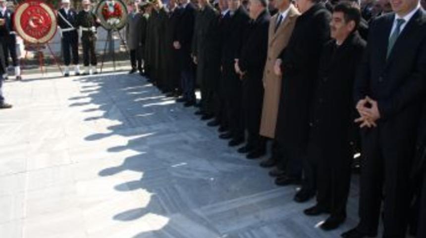 Kalkınma Bakanı Yılmaz şehit kabirlerine g&uuml;l bıraktı