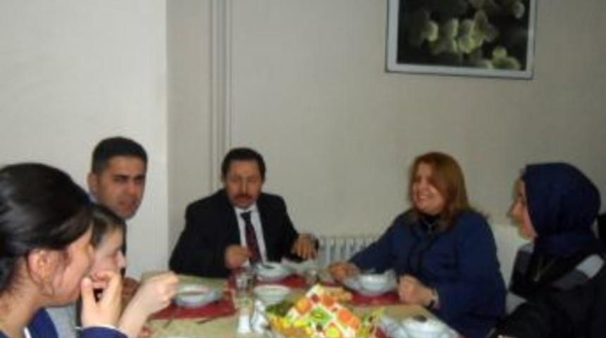 Vali Balkanlıoğlu, eşiyle &ccedil;ocuk evlerine misafir oldu
