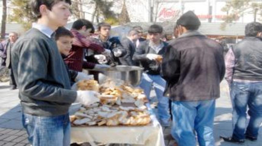 &Ccedil;anakkale şehitlerinin bir &ouml;ğ&uuml;nl&uuml;k yemeği dağıtıldı
