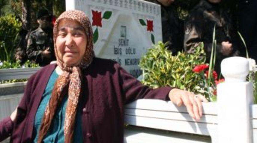 Şehit annesi ilgisizlik dert yanıp g&ouml;z yaşı d&ouml;kt&uuml;