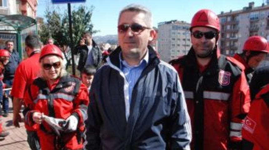 G&ouml;n&uuml;ll&uuml; İtfaiyeciler 15 metreden iple iniş yaptı